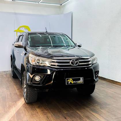 TOYOTA HILUX 2.8 SR 4X4 CD 16V DIESEL 4P AUTOMÁTICO TOYOTA HILUX 2.8 SR 4X4 CD 16V DIESEL 4P AUTOMÁTICO